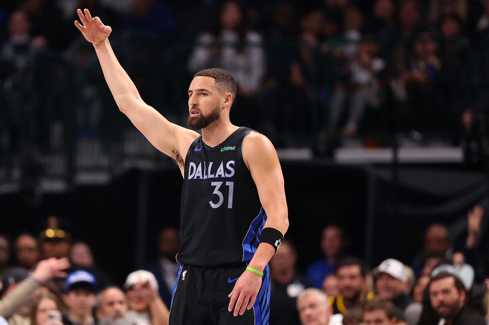 克莱替补出战16分钟 7中3&三分3中2拿到8分2板2助1帽 正负值-4